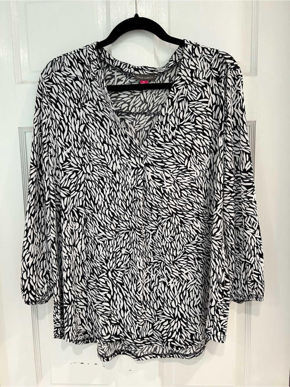 Vince Camuto black and white V-neck stretchy leaf print 3/4 sleeve